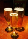 飲み物－パブのビール3杯