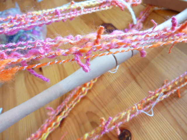 スピンドルでアートヤーン修行〈後編〉 - 羊毛フェルトと手紡ぎ糸 