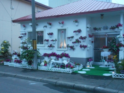 花で飾られた家