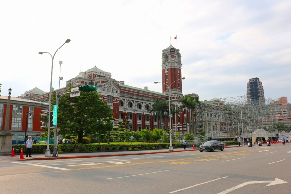 台湾総督府の斜め前