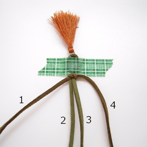 ダイソーのスウェード紐＆タッセルを使った！四つ編みブレスの作り方 簡単DIY！numakoのブログ