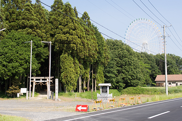 神明社入り口とモリコロの観覧車
