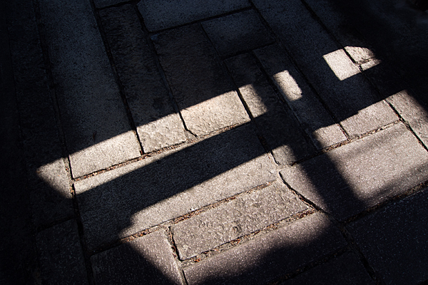 石畳の光と影