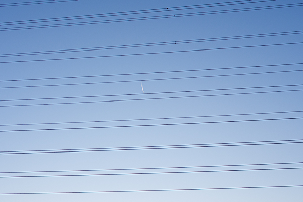 電線と短い飛行機雲