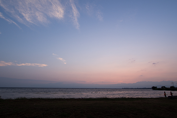 日暮れの琵琶湖畔
