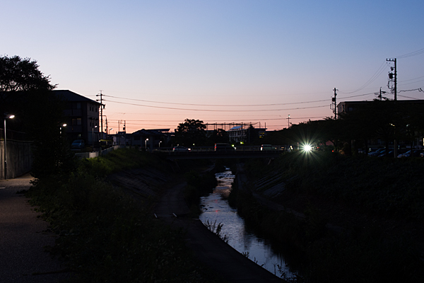 日暮れの香流川