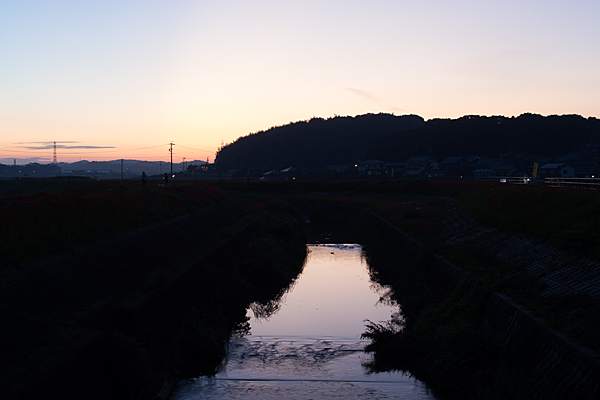 矢勝川に日は暮れる