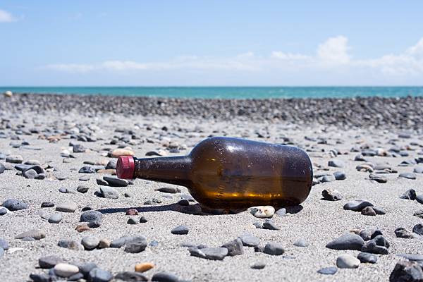 浜辺に打ち上げられた空き瓶